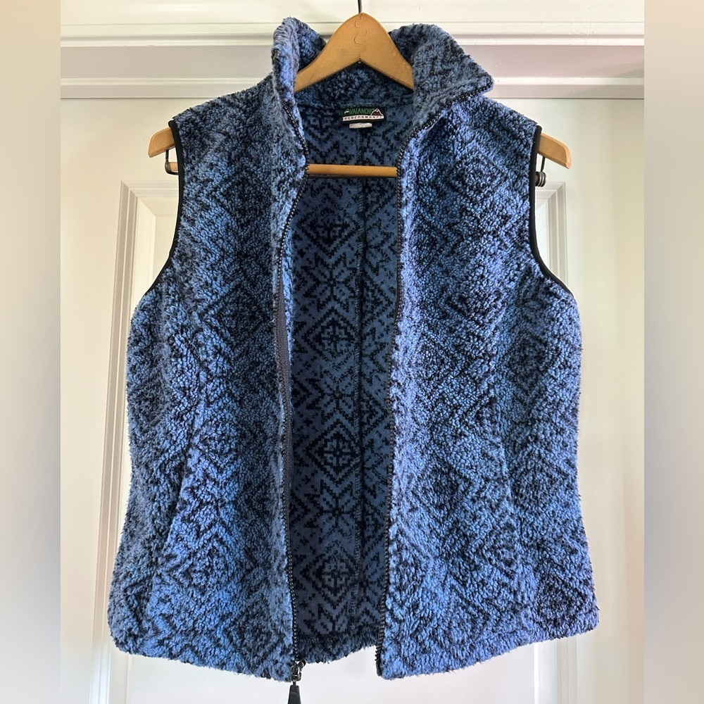 Vintage Avalanche performance wear zippered women’s vest. Blue snowflake…